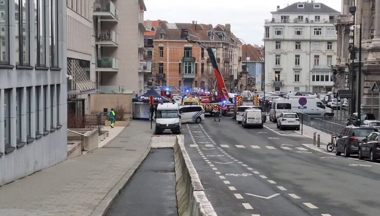 Brüksel’de bir adam kendi dairesini barikatla kapattıktan sonra ateşe verdi
