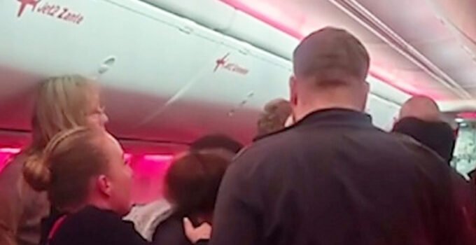 Türkiye’den İngiltere’ye gitmek için kalkan uçak Brüksel’e zorunlu iniş yaptı