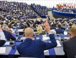 Avrupa Parlamentosu, oturma izni olmayan kişilerin geri gönderilmesine ilişkin tartışmalı yasayı onayladı