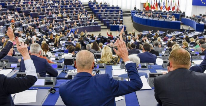 Avrupa Parlamentosu, oturma izni olmayan kişilerin geri gönderilmesine ilişkin tartışmalı yasayı onayladı