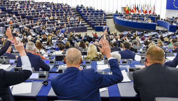 Avrupa Parlamentosu, oturma izni olmayan kişilerin geri gönderilmesine ilişkin tartışmalı yasayı onayladı