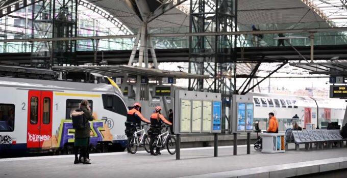 Belçika’da bir tren istasyonunda polisten kaçmaya çalışırken raylara inen adam elektrik akımına kapıldı