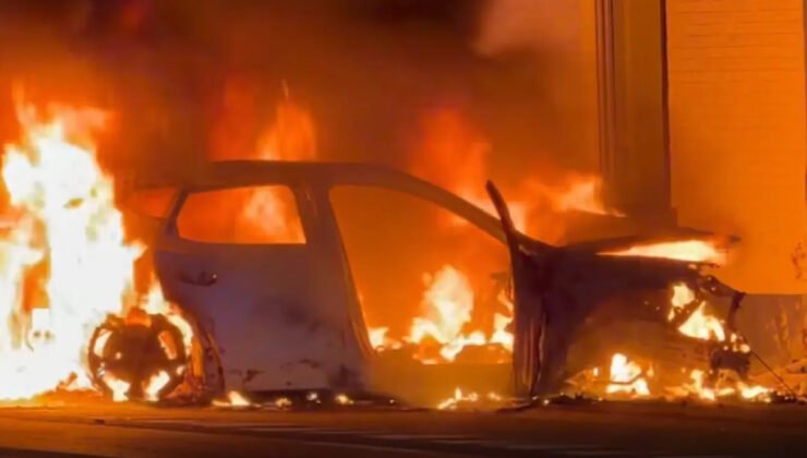 Hollanda’da polis kontrol noktasından kaçan araç Belçika’da bir eve çarparak alev aldı