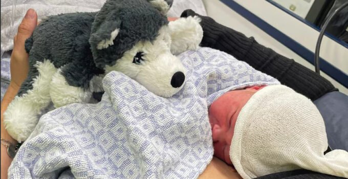 Belçika’nın Gent şehrinde bir kadın, yol kenarında aracının içinde doğum yaptı