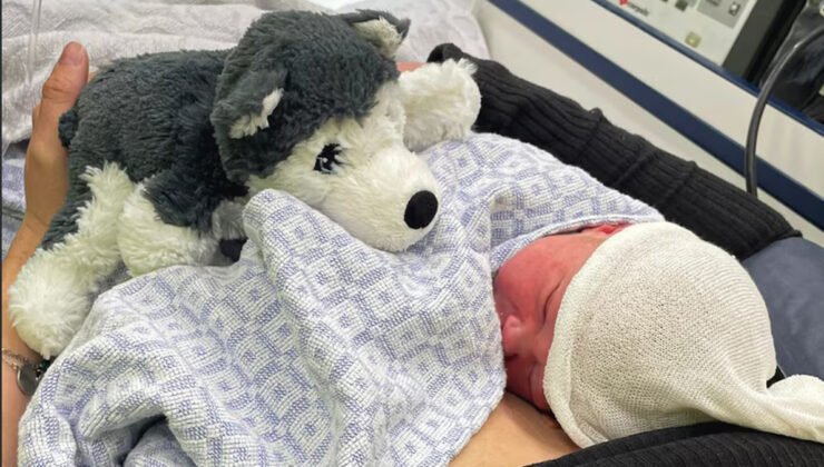 Belçika’nın Gent şehrinde bir kadın, yol kenarında aracının içinde doğum yaptı