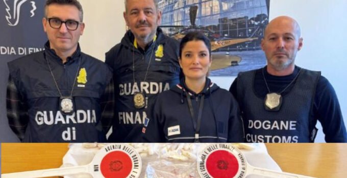 Belçika’dan İtalya’ya seyahat eden bir kişinin midesinde bir kilogram uyuşturucu ele geçirildi.