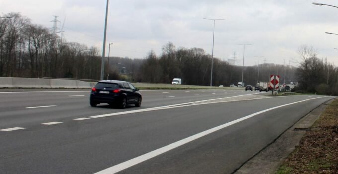 Belçika’da bir polis memuru saatte 156 km hızla araç kullandığı gerekçesiyle mahkum edildi