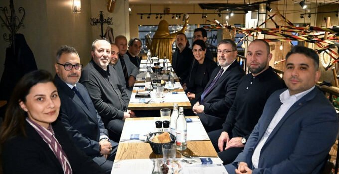 Brüksel’de, AK Parti AB Temsilcisi Ruhi Açıkgöz, basın mensuplarına iftar verdi