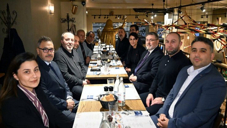 Brüksel’de, AK Parti AB Temsilcisi Ruhi Açıkgöz, basın mensuplarına iftar verdi
