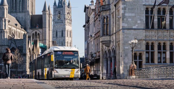 Gent şehrinde bu sabah De Lijn otobüsünde çıkan kavgada yaralanan kişi hastaneye kaldırıldı
