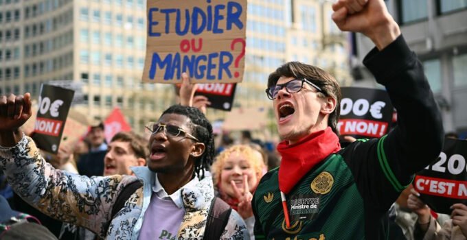 Belçika’da öğrenciler kayıt ücretlerindeki artışı protesto etti