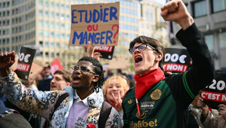 Belçika’da öğrenciler kayıt ücretlerindeki artışı protesto etti