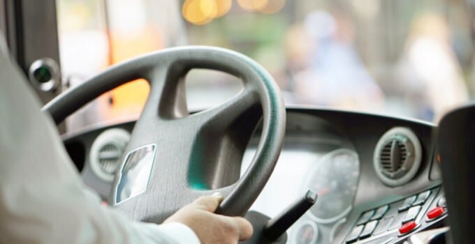 Almanya’da 15 yaşında bir genç, kız arkadaşını okula götürmek için otobüs çaldı