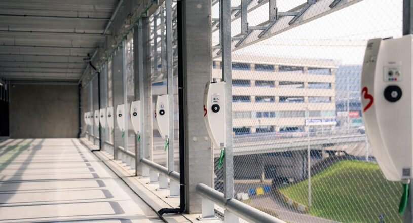 Brüksel Havalimanı'nda sekiz katlı yeni otopark kulesi hizmete açıldı