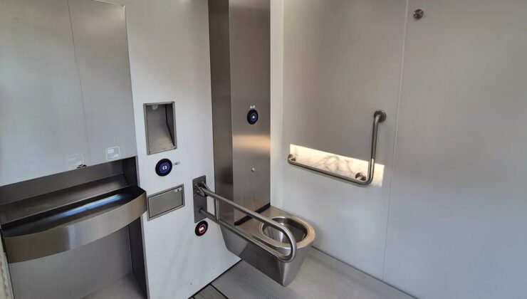 Brüksel şehir merkezine kendi kendini temizleme özellikli her biri 150 bin euro olan 3 adet umumi tuvalet yerleştirildi