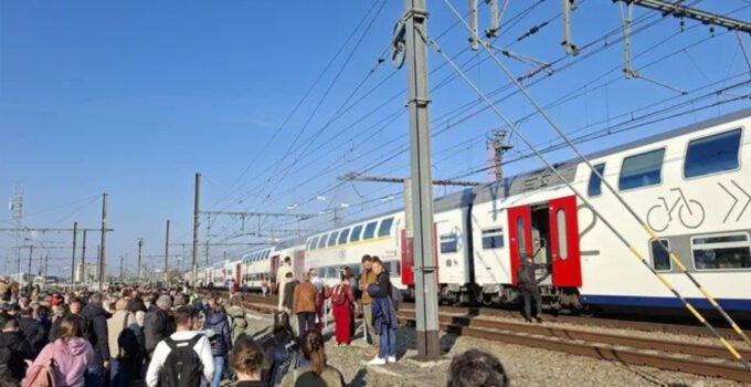 Belçika’da bir trende elektrikli bisiklet bataryasının alev alması sonucu yolcular tahliye edildi