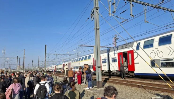 Belçika’da bir trende elektrikli bisiklet bataryasının alev alması sonucu yolcular tahliye edildi