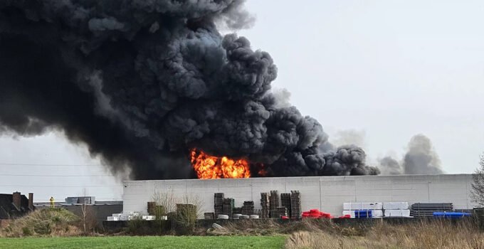 Belçika’nın Kruisem sanayi bölgesinde çıkan büyük yangına müdahele ediliyor.