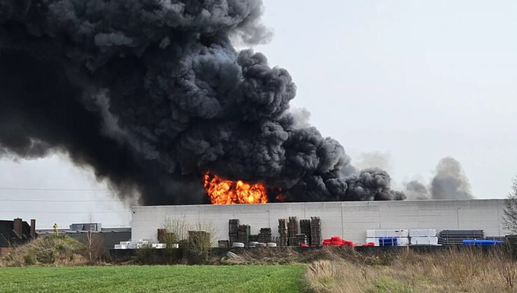 Belçika’nın Kruisem sanayi bölgesinde çıkan büyük yangına müdahele ediliyor.