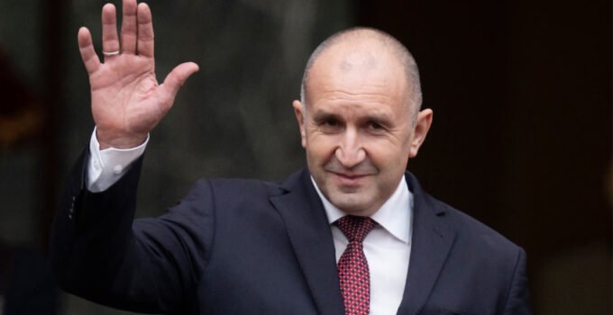 Bulgaristan’da genel seçimi eski Cumhurbaşkanı Radev birinci tamamladı