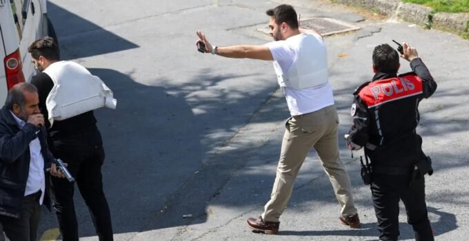 İstanbul’da İsrail konsolosluğu yakınında yaşanan silahlı saldırıda 3 şüpheli etkisiz hale getirildi