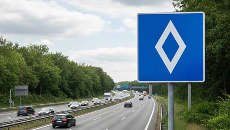 Almanya’da “Beyaz Elmas” isimli yeni trafik levhası için pilot uygulama hayata geçirildi.