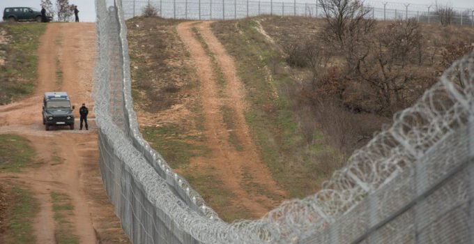 Bulgaristan hükümeti, Türkiye sınırındaki dikenli tellerin onarımı için 4,5 milyon Euro bütçe ayırdı