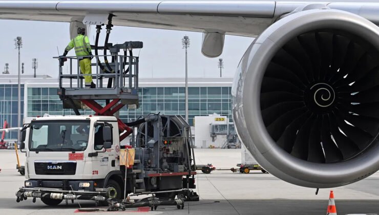 Avrupa’daki uçak yakıtı krizi, bilet fiyatlarının artmasına neden oldu