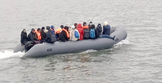 Belçika’da 200 göçmen taşıyan beş tekne Fransa karasularına yönlendirildi