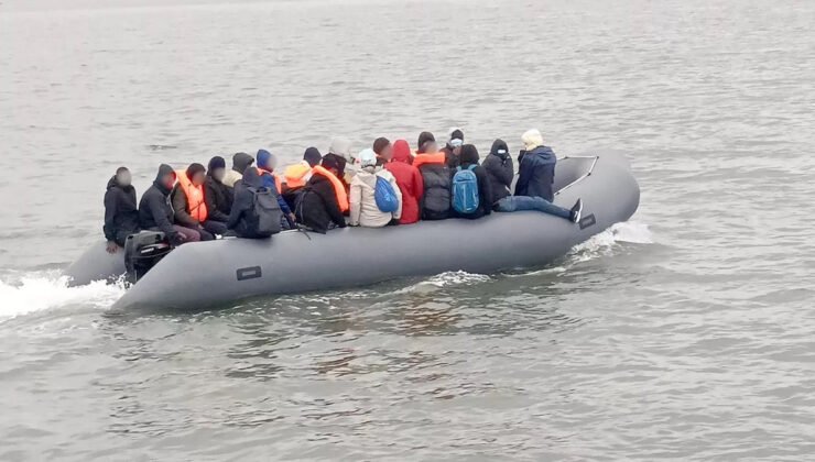 Belçika’da 200 göçmen taşıyan beş tekne Fransa karasularına yönlendirildi