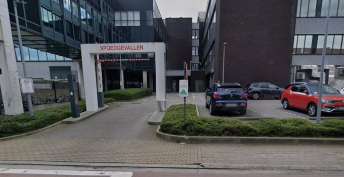 Belçika’nın Sint-Niklaas şehrinde bir kadın hastanenin acil servisine arabayla girmeye çalıştı