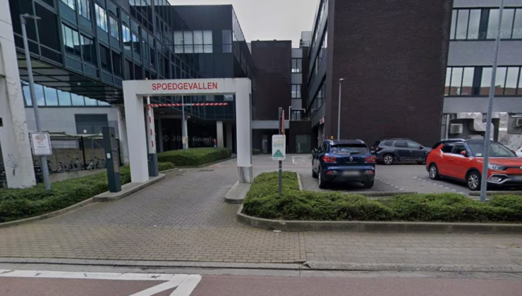 Belçika’nın Sint-Niklaas şehrinde bir kadın hastanenin acil servisine arabayla girmeye çalıştı