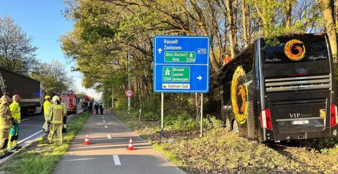 Belçika’dan okul gezisi için Paris’e öğrenci taşıyan otobüs ağaca çarptı