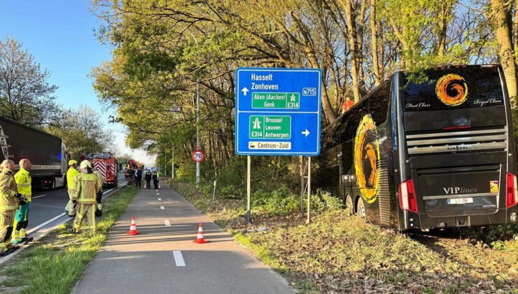 Belçika’dan okul gezisi için Paris’e öğrenci taşıyan otobüs ağaca çarptı