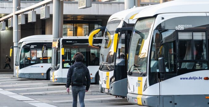 De Lijn, 1 Temmuz’dan itibaren değişikliğe giderek, kırktan fazla hattı iptal edecek.