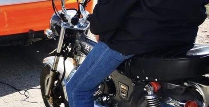 Gent polisi, hız sınırı artırılmış scooter kullanan üç genci gözaltına aldı.
