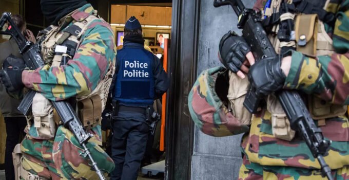 Brüksel istasyonlarında bugünden itibaren asker ve polisler birlikte devriye gezecek