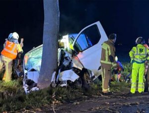 Belçika’da ehliyetine ömür boyu el konulan adam polisten kaçarken ağaca çarparak ağır yaralandı