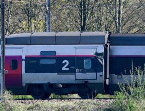 Fransa’da bir tren Belçika’dan askeri teçhizat taşıyan bir kamyona çarptı