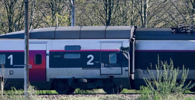 Fransa’da bir tren Belçika’dan askeri teçhizat taşıyan bir kamyona çarptı