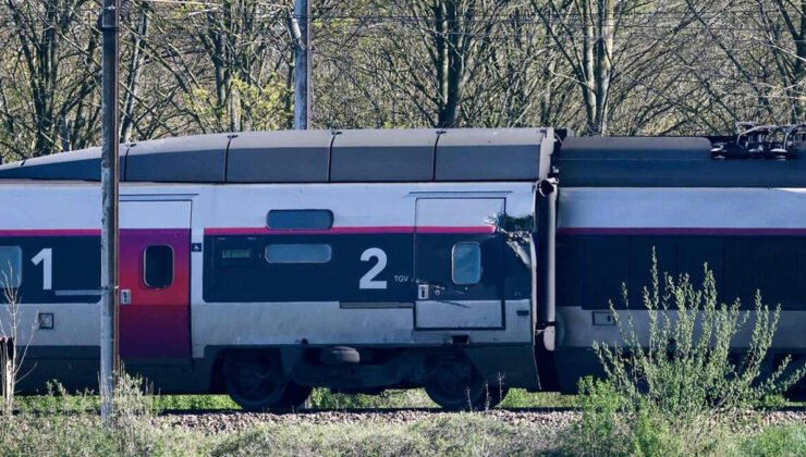 Fransa’da bir tren Belçika’dan askeri teçhizat taşıyan bir kamyona çarptı