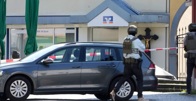 Almanya’da rehine krizi polis bankaya operasyon düzenledi