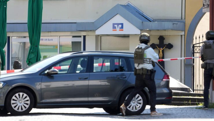 Almanya’da rehine krizi polis bankaya operasyon düzenledi