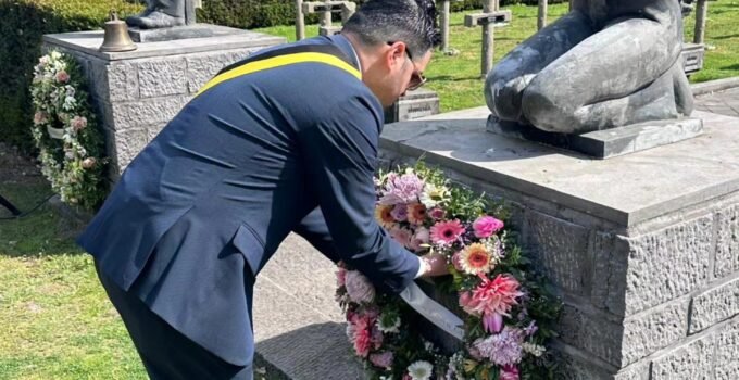 Burak Nallı, Nazi işgali sırasında öldürülen 66 direnişçiyi anmak için çelenk bıraktı