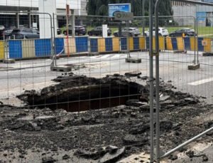 Brüksel’de yolun çökmesiyle 7 metrelik dev çukur oluştu: Trafik felç oldu
