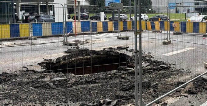 Brüksel’de yolun çökmesiyle 7 metrelik dev çukur oluştu: Trafik felç oldu