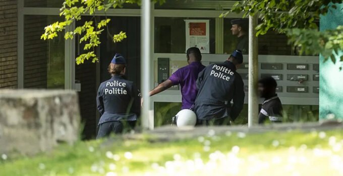 Brüksel’in sorunlu mahallesinde dev polis operasyonu