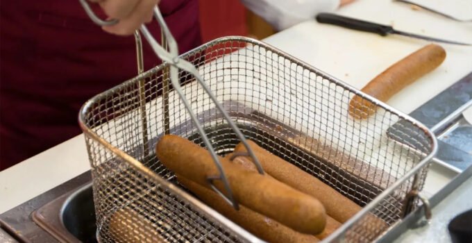Fransa’da kaçak sosis üretip Belçika’daki fritürlere satan çete çökertildi