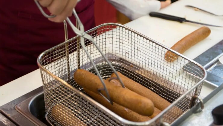 Fransa’da kaçak sosis üretip Belçika’daki fritürlere satan çete çökertildi