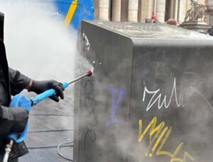 Brüksel belediyesi yaz öncesi kapsamlı bir sokak temizliği başlattı